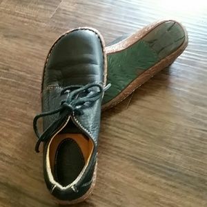 6 1/2M black leather shoes